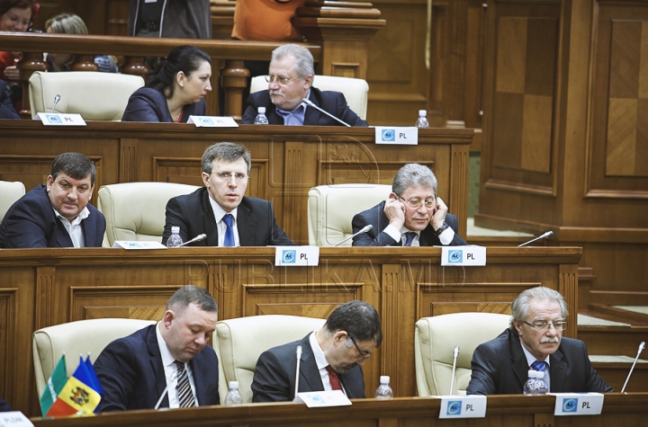 Emoţii şi voie bună la Parlament. Cum a demarat prima şedinţă a noului Legislativ (GALERIE FOTO)