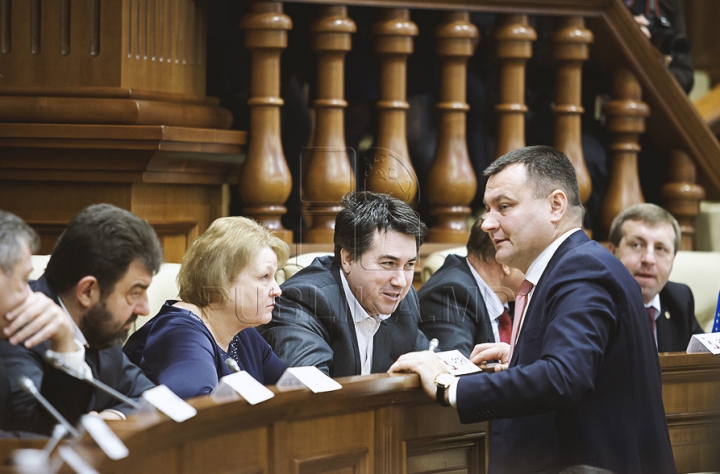 Emoţii şi voie bună la Parlament. Cum a demarat prima şedinţă a noului Legislativ (GALERIE FOTO)