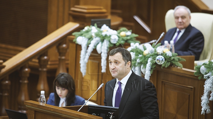 Emoţii şi voie bună la Parlament. Cum a demarat prima şedinţă a noului Legislativ (GALERIE FOTO)