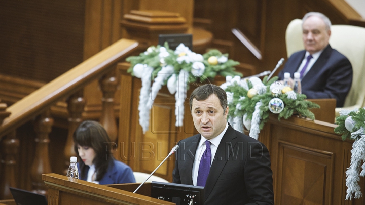 Emoţii şi voie bună la Parlament. Cum a demarat prima şedinţă a noului Legislativ (GALERIE FOTO)