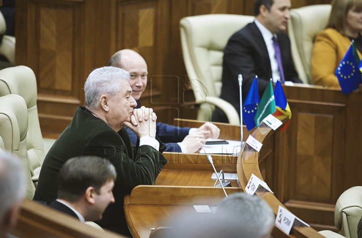 Emoţii şi voie bună la Parlament. Cum a demarat prima şedinţă a noului Legislativ (GALERIE FOTO)