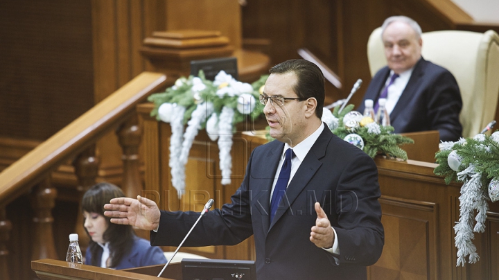 Emoţii şi voie bună la Parlament. Cum a demarat prima şedinţă a noului Legislativ (GALERIE FOTO)