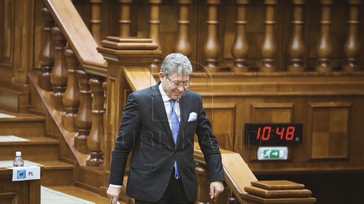 Emoţii şi voie bună la Parlament. Cum a demarat prima şedinţă a noului Legislativ (GALERIE FOTO)