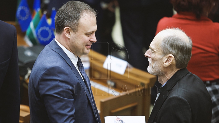 Emoţii şi voie bună la Parlament. Cum a demarat prima şedinţă a noului Legislativ (GALERIE FOTO)