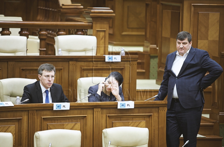 Emoţii şi voie bună la Parlament. Cum a demarat prima şedinţă a noului Legislativ (GALERIE FOTO)