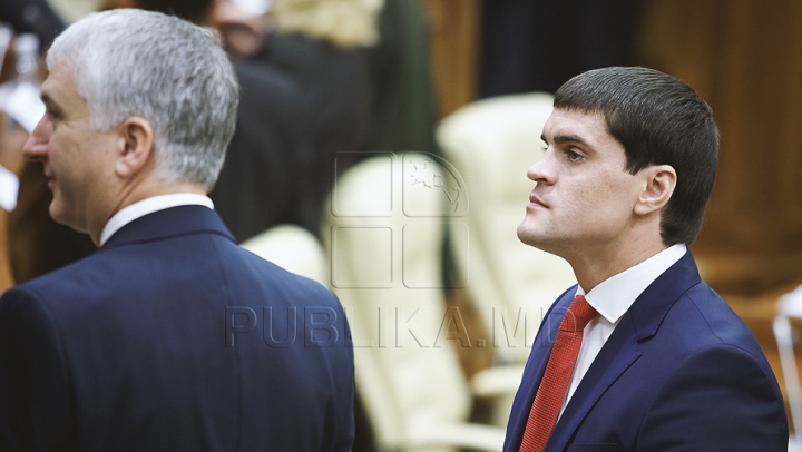 Emoţii şi voie bună la Parlament. Cum a demarat prima şedinţă a noului Legislativ (GALERIE FOTO)