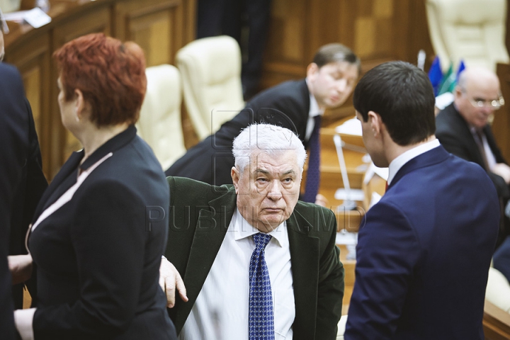 Emoţii şi voie bună la Parlament. Cum a demarat prima şedinţă a noului Legislativ (GALERIE FOTO)