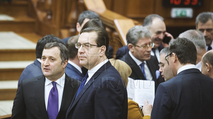 Emoţii şi voie bună la Parlament. Cum a demarat prima şedinţă a noului Legislativ (GALERIE FOTO)