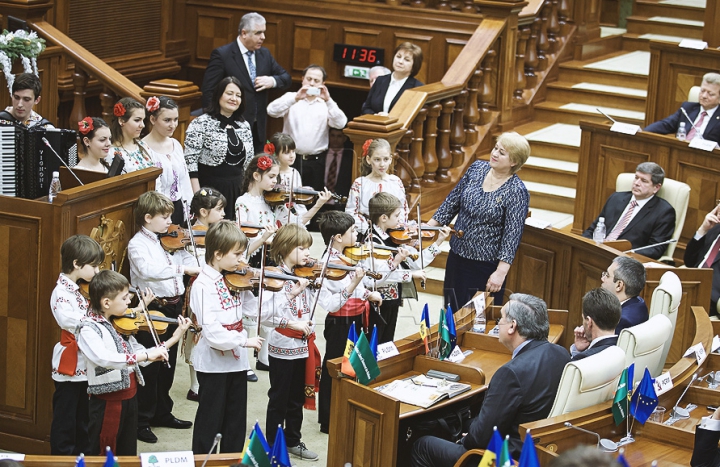 Emoţii şi voie bună la Parlament. Cum a demarat prima şedinţă a noului Legislativ (GALERIE FOTO)