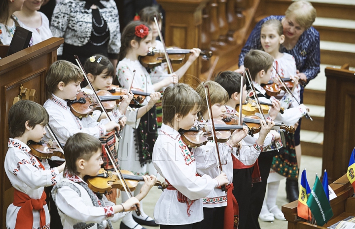 Emoţii şi voie bună la Parlament. Cum a demarat prima şedinţă a noului Legislativ (GALERIE FOTO)