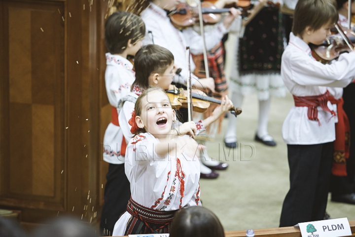 Emoţii şi voie bună la Parlament. Cum a demarat prima şedinţă a noului Legislativ (GALERIE FOTO)