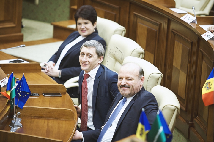 Emoţii şi voie bună la Parlament. Cum a demarat prima şedinţă a noului Legislativ (GALERIE FOTO)