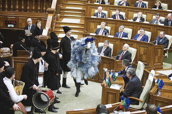 Emoţii şi voie bună la Parlament. Cum a demarat prima şedinţă a noului Legislativ (GALERIE FOTO)