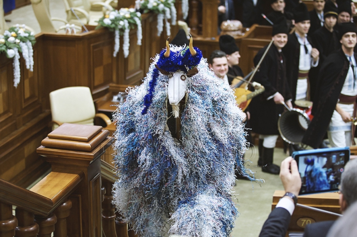 Emoţii şi voie bună la Parlament. Cum a demarat prima şedinţă a noului Legislativ (GALERIE FOTO)