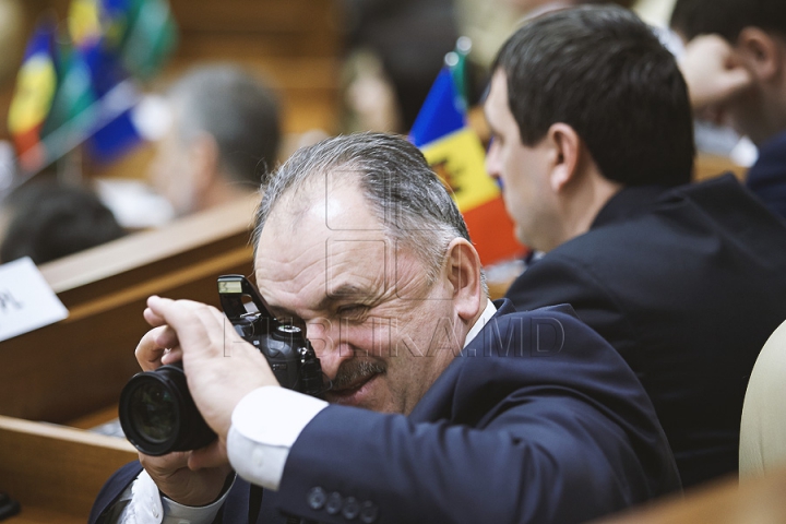 Emoţii şi voie bună la Parlament. Cum a demarat prima şedinţă a noului Legislativ (GALERIE FOTO)