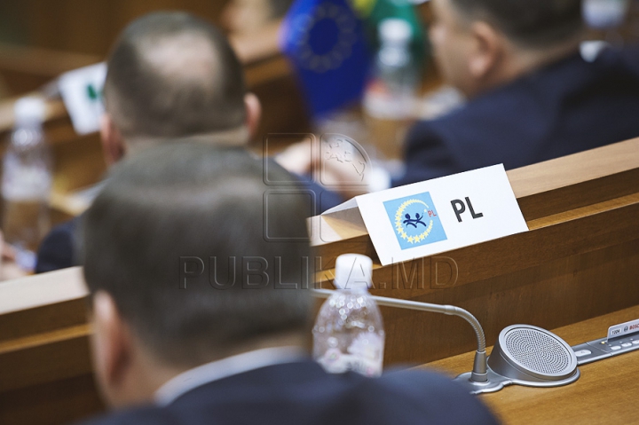 Emoţii şi voie bună la Parlament. Cum a demarat prima şedinţă a noului Legislativ (GALERIE FOTO)