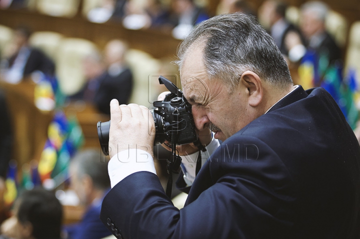 Emoţii şi voie bună la Parlament. Cum a demarat prima şedinţă a noului Legislativ (GALERIE FOTO)