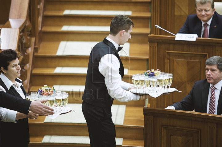 Emoţii şi voie bună la Parlament. Cum a demarat prima şedinţă a noului Legislativ (GALERIE FOTO)