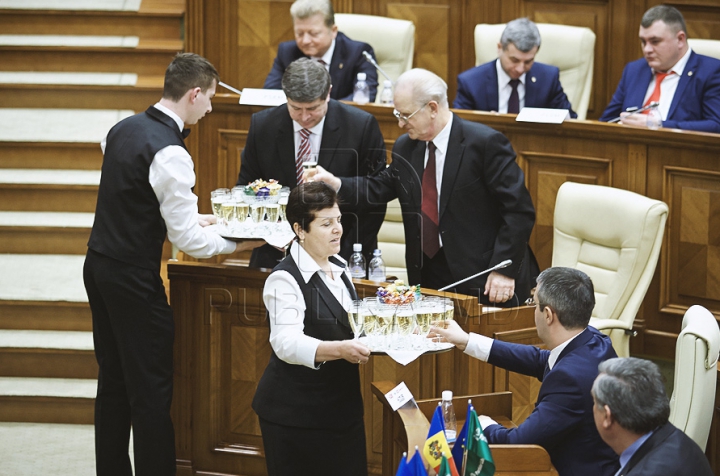 Emoţii şi voie bună la Parlament. Cum a demarat prima şedinţă a noului Legislativ (GALERIE FOTO)