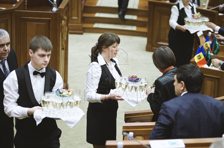 Emoţii şi voie bună la Parlament. Cum a demarat prima şedinţă a noului Legislativ (GALERIE FOTO)