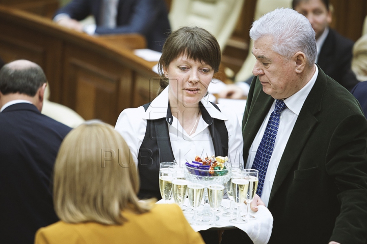 Emoţii şi voie bună la Parlament. Cum a demarat prima şedinţă a noului Legislativ (GALERIE FOTO)