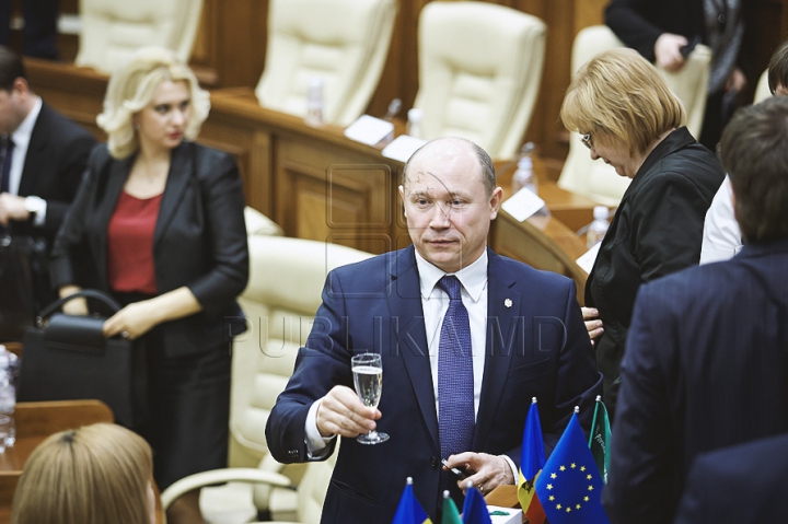 Emoţii şi voie bună la Parlament. Cum a demarat prima şedinţă a noului Legislativ (GALERIE FOTO)