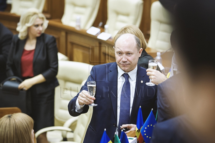 Emoţii şi voie bună la Parlament. Cum a demarat prima şedinţă a noului Legislativ (GALERIE FOTO)