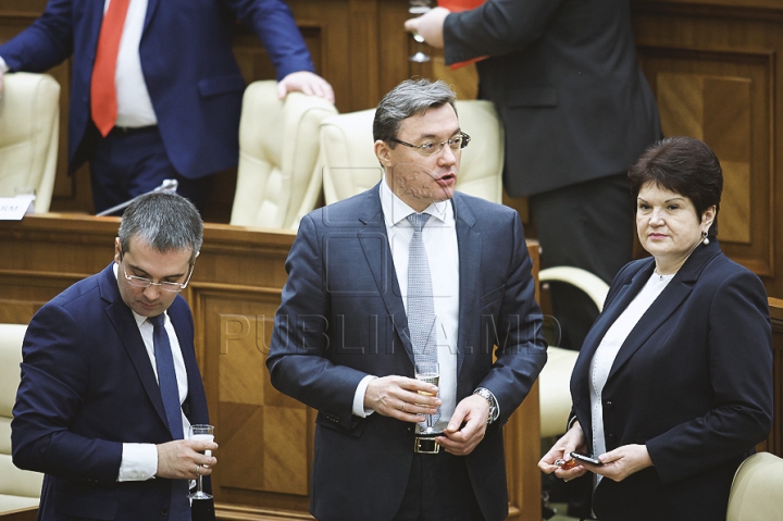 Emoţii şi voie bună la Parlament. Cum a demarat prima şedinţă a noului Legislativ (GALERIE FOTO)