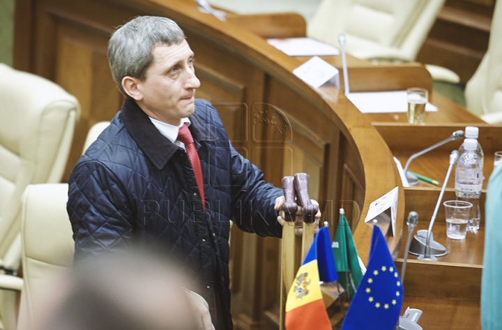 Emoţii şi voie bună la Parlament. Cum a demarat prima şedinţă a noului Legislativ (GALERIE FOTO)