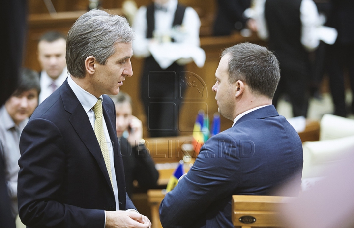 Emoţii şi voie bună la Parlament. Cum a demarat prima şedinţă a noului Legislativ (GALERIE FOTO)