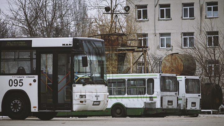 Calvarul mecanicilor de la parcul de autobuze din Chişinău (GALERIE FOTO)