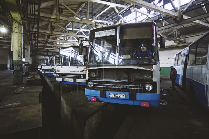 Calvarul mecanicilor de la parcul de autobuze din Chişinău (GALERIE FOTO)