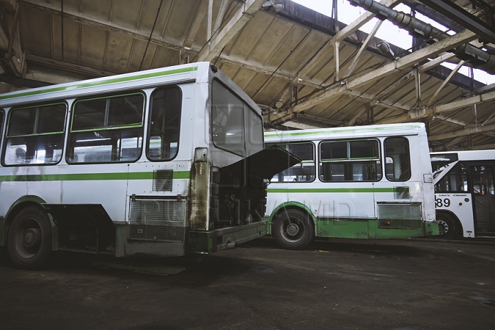 Calvarul mecanicilor de la parcul de autobuze din Chişinău (GALERIE FOTO)