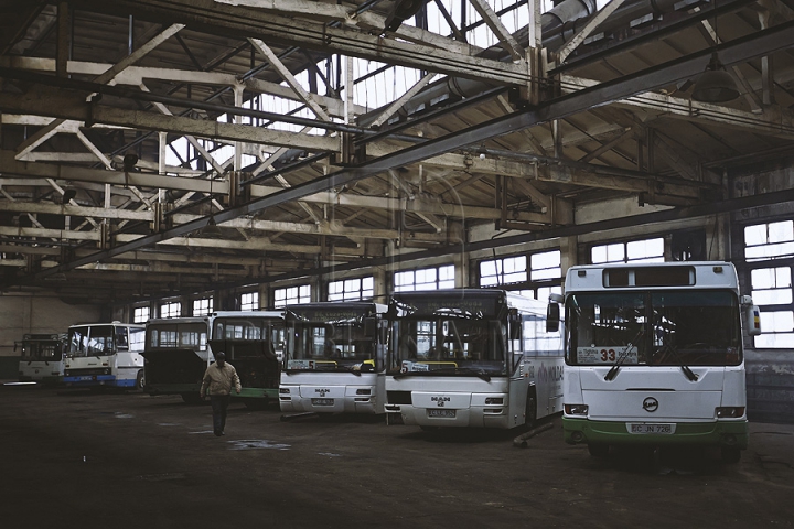 Calvarul mecanicilor de la parcul de autobuze din Chişinău (GALERIE FOTO)