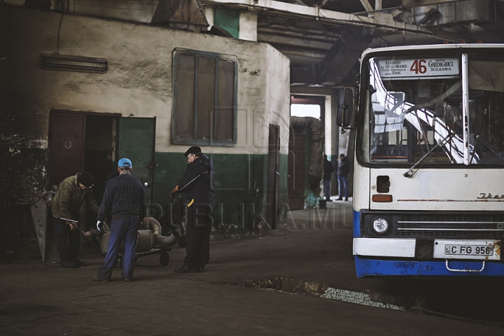 Calvarul mecanicilor de la parcul de autobuze din Chişinău (GALERIE FOTO)