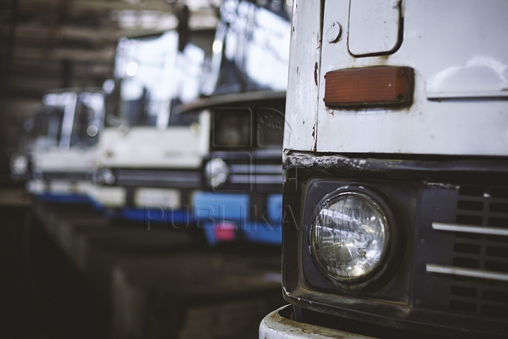 Calvarul mecanicilor de la parcul de autobuze din Chişinău (GALERIE FOTO)