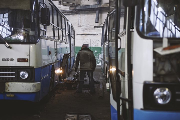 Calvarul mecanicilor de la parcul de autobuze din Chişinău (GALERIE FOTO)