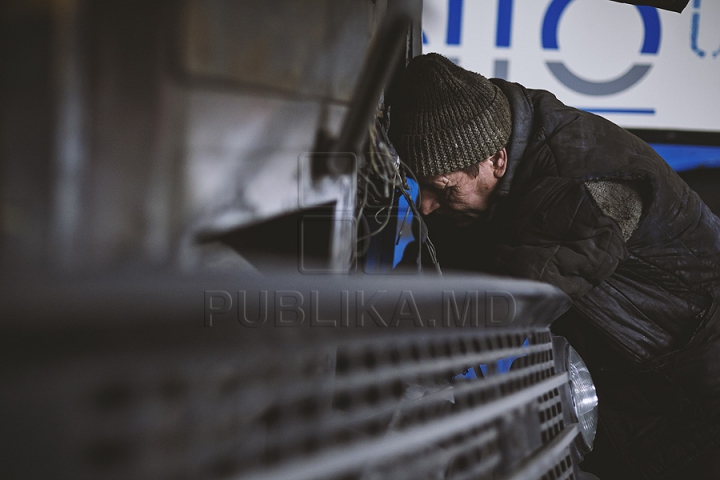 Calvarul mecanicilor de la parcul de autobuze din Chişinău (GALERIE FOTO)