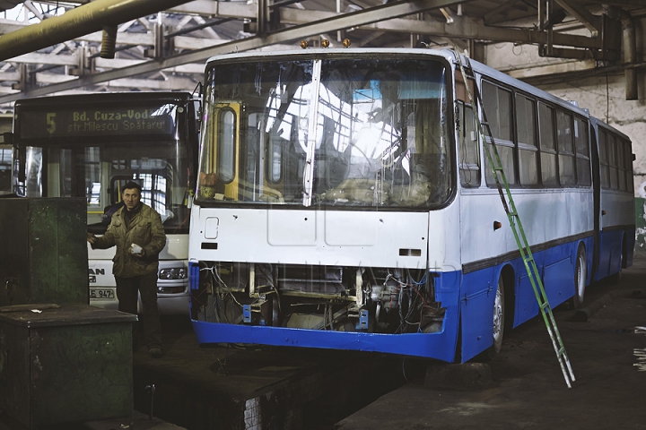 Calvarul mecanicilor de la parcul de autobuze din Chişinău (GALERIE FOTO)