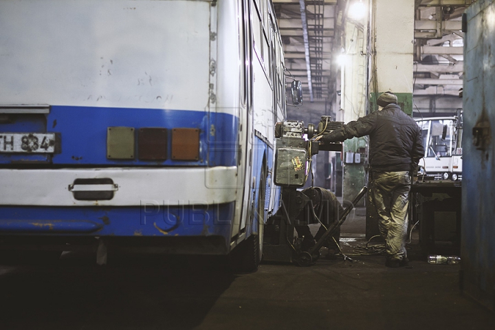 Calvarul mecanicilor de la parcul de autobuze din Chişinău (GALERIE FOTO)