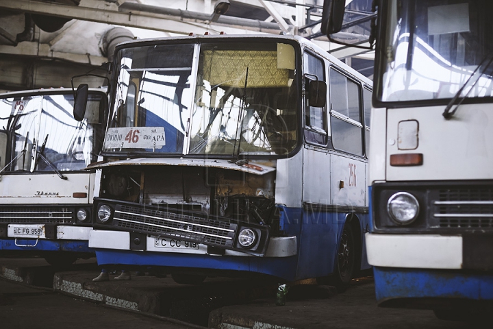 Calvarul mecanicilor de la parcul de autobuze din Chişinău (GALERIE FOTO)