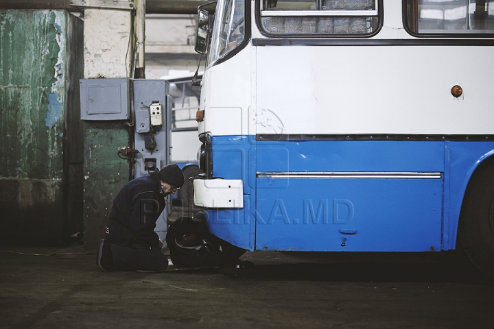 Calvarul mecanicilor de la parcul de autobuze din Chişinău (GALERIE FOTO)