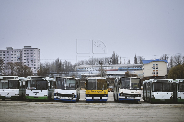 Calvarul mecanicilor de la parcul de autobuze din Chişinău (GALERIE FOTO)