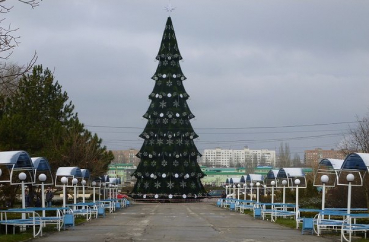 Este mai înalt decât cel din Chişinău. La Tiraspol a fost inaugurat Pomul de Crăciun (GALERIE FOTO)