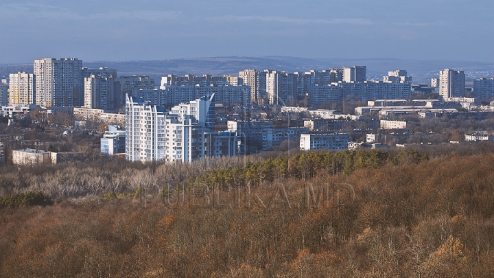 O zi însorită de iarnă. Imagini uluitoare surprinse pe străzile fără omăt ale capitalei (GALERIE FOTO)