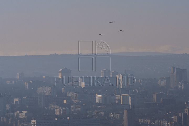 O zi însorită de iarnă. Imagini uluitoare surprinse pe străzile fără omăt ale capitalei (GALERIE FOTO)