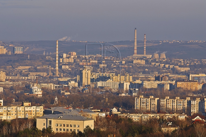 O zi însorită de iarnă. Imagini uluitoare surprinse pe străzile fără omăt ale capitalei (GALERIE FOTO)