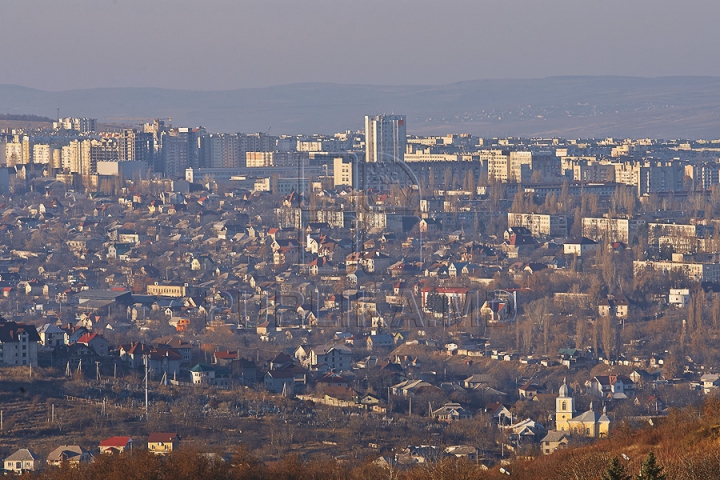 O zi însorită de iarnă. Imagini uluitoare surprinse pe străzile fără omăt ale capitalei (GALERIE FOTO)