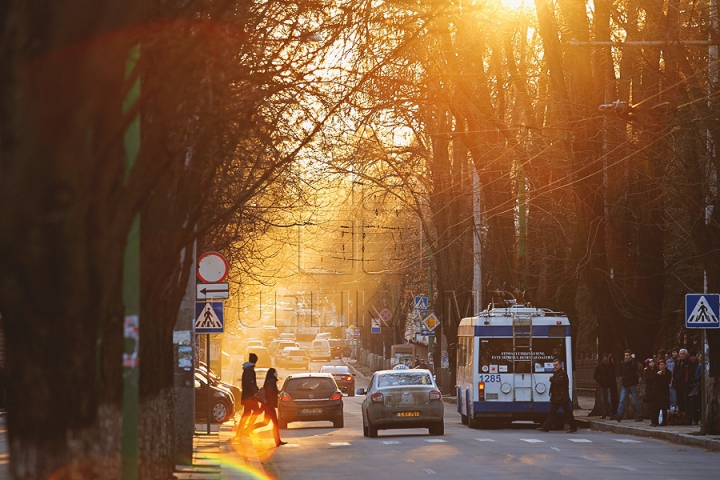 O zi însorită de iarnă. Imagini uluitoare surprinse pe străzile fără omăt ale capitalei (GALERIE FOTO)