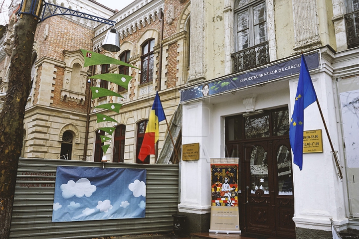 Balul Brazilor de Crăciun la Chişinău. Zeci de tineri creativi și-au prezentat lucrările inedite (FOTO)